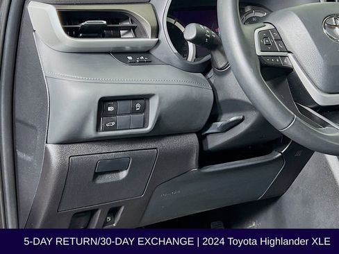 Used 2024 Toyota Highlander XLE image 11