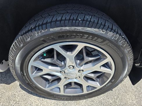 Used 2019 Jeep Grand Cherokee Overland RWD image 14
