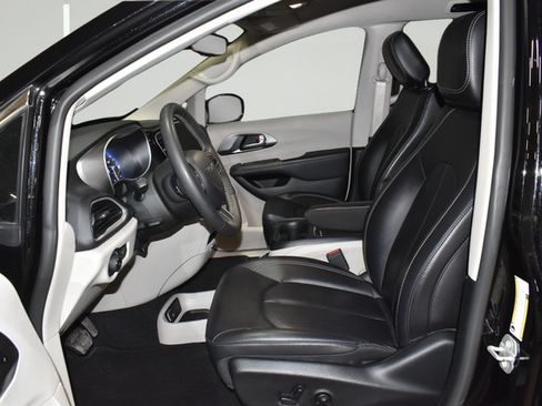 Certified 2024 Chrysler Pacifica Touring-L FWD image 34