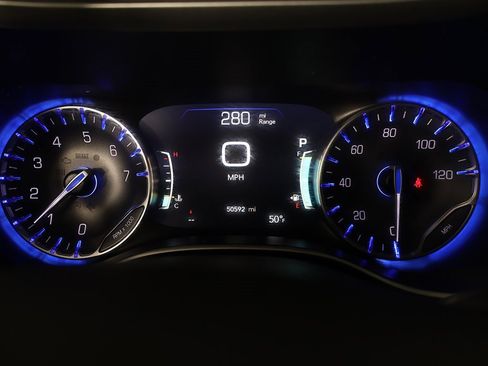 Used 2024 Chrysler Pacifica Touring-L image 39