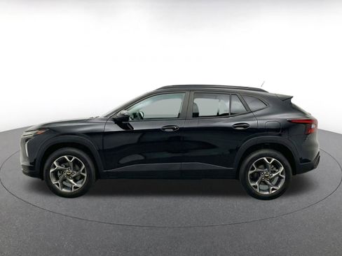 Used 2025 Chevrolet Trax LT FWD image 4
