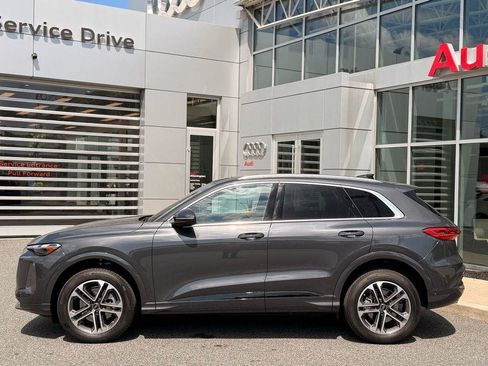 Certified 2025 Audi Q5 Premium w/ Convenience Package AWD/4WD image 3