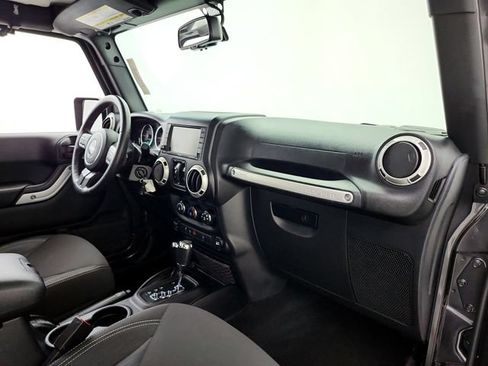 Used 2017 Jeep Wrangler Unlimited Sahara w/ Connectivity Group AWD/4WD image 13