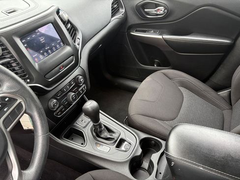 Used 2019 Jeep Cherokee Latitude w/ Popular Appearance Group FWD image 9