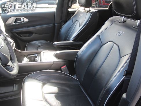 Used 2025 Chrysler Pacifica Limited image 11