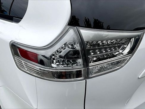 Used 2012 Toyota Sienna SE FWD image 22
