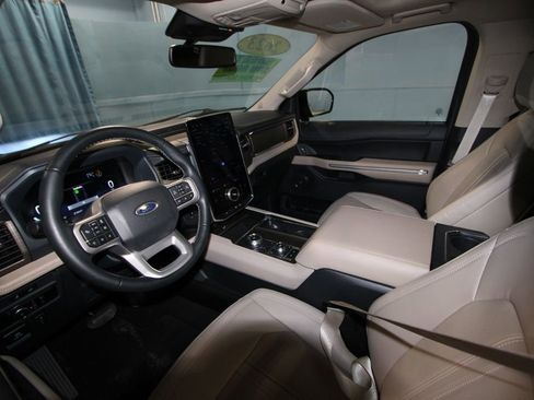 Used 2023 Ford Expedition Limited image 2
