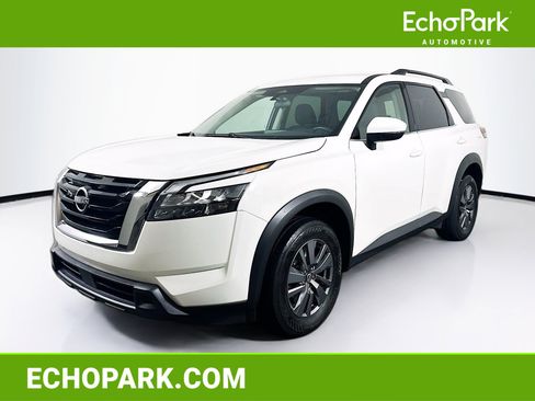 Used 2025 Nissan Pathfinder SV image 1