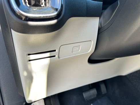 Used 2023 Volvo XC40 B5 Plus image 22