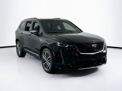 Used 2022 Cadillac XT6 Sport w/ Technology Package image 3