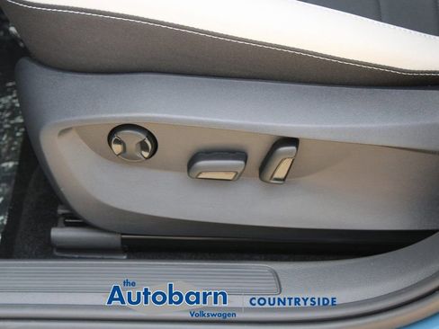 Certified 2025 Volkswagen Taos SE AWD/4WD image 10