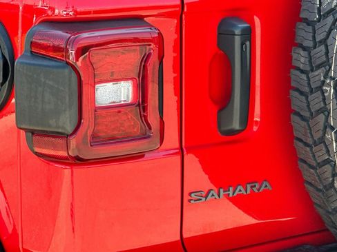 Used 2025 Jeep Wrangler Unlimited Sahara AWD/4WD image 27