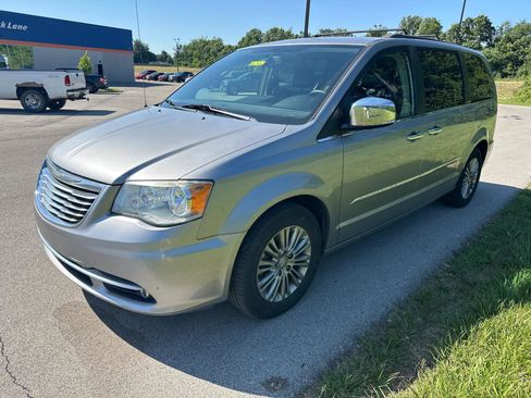 Used 2016 Chrysler Town & Country Touring-L w/ Driver Convenience Group FWD image 3
