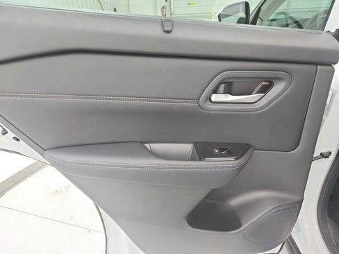 Used 2025 Nissan Rogue SV w/ SV Premium Package FWD image 33