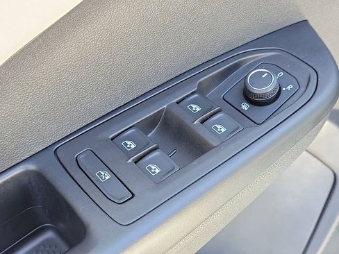 Certified 2025 Volkswagen Taos SE image 18