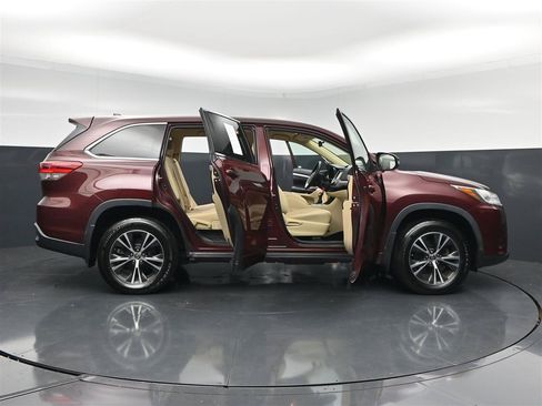 Used 2018 Toyota Highlander Plus w/ Carpet Mat Package (TMS) AWD/4WD image 31
