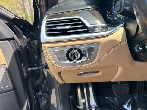 Used 2018 BMW 750i image 23