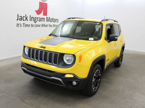 Used 2023 Jeep Renegade Latitude AWD/4WD image 2
