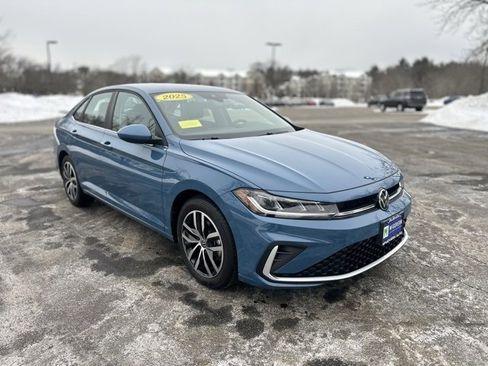 Used 2025 Volkswagen Jetta SE image 3