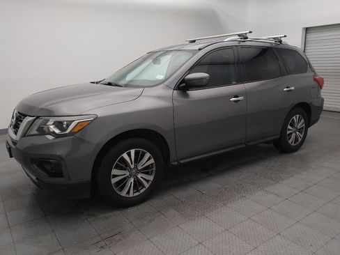 Used 2020 Nissan Pathfinder SV image 2