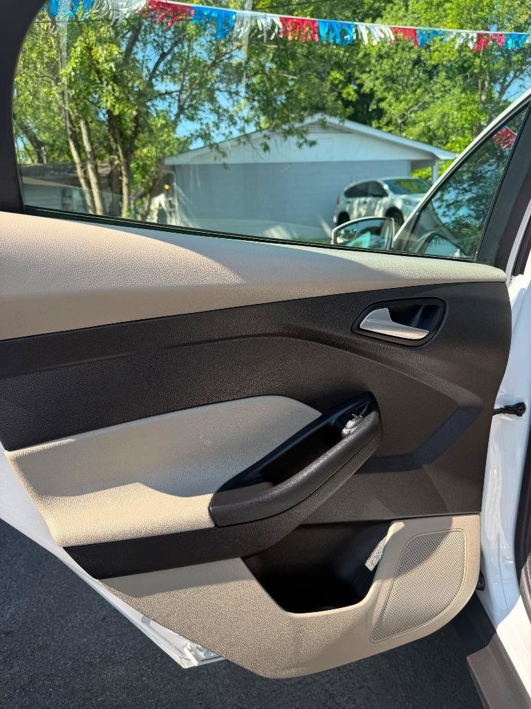 Used 2017 Ford Focus SE FWD image 22