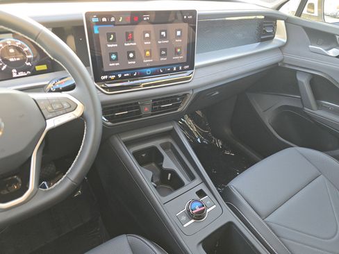 New 2026 Volkswagen Tiguan SE image 21