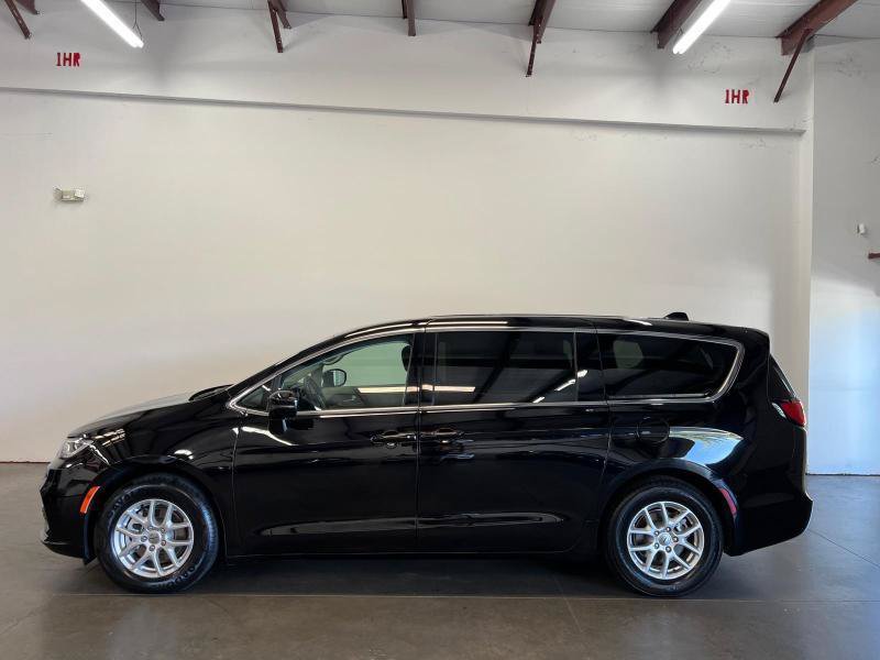 Used 2024 Chrysler Pacifica Touring-L FWD image 3