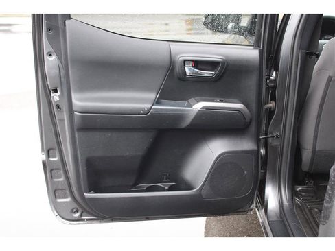 Used 2017 Toyota Tacoma TRD Off-Road w/ Premium & Technology Package image 11