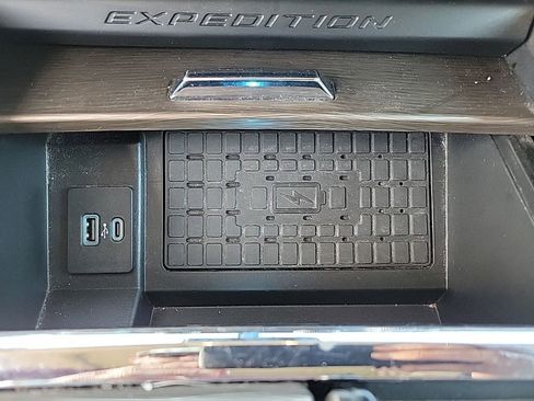 Used 2023 Ford Expedition Limited image 21