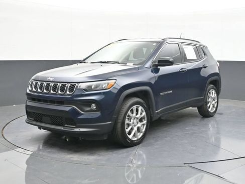 Used 2024 Jeep Compass Latitude AWD/4WD image 3