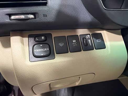 Used 2013 Toyota Highlander Limited AWD/4WD image 16