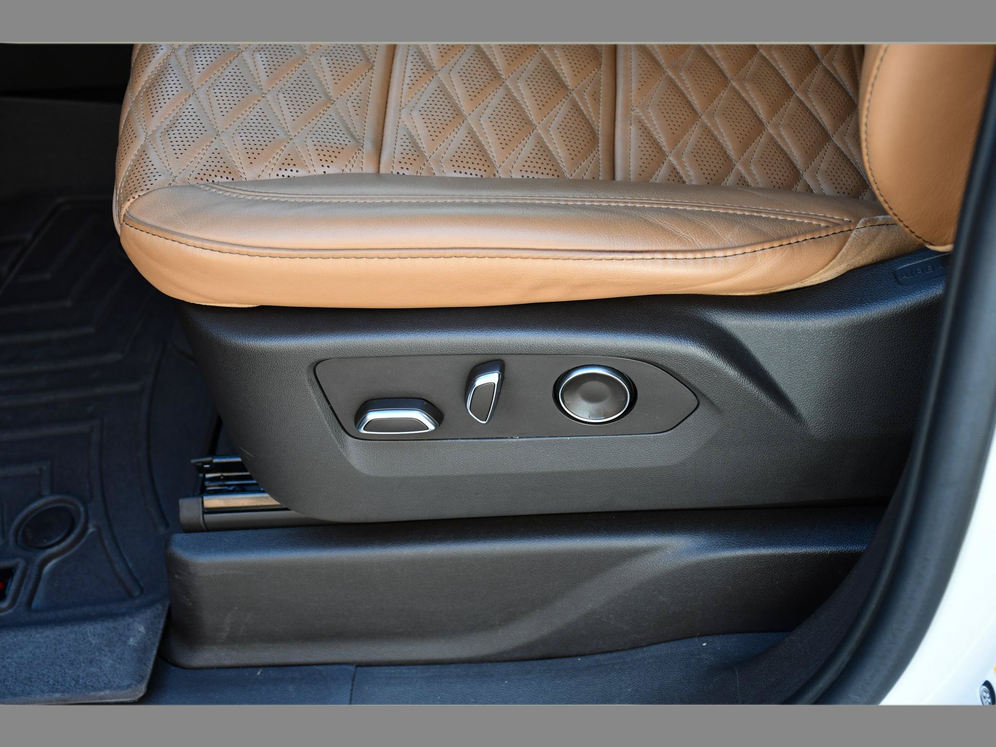 Used 2021 Cadillac Escalade Premium Luxury AWD/4WD image 34
