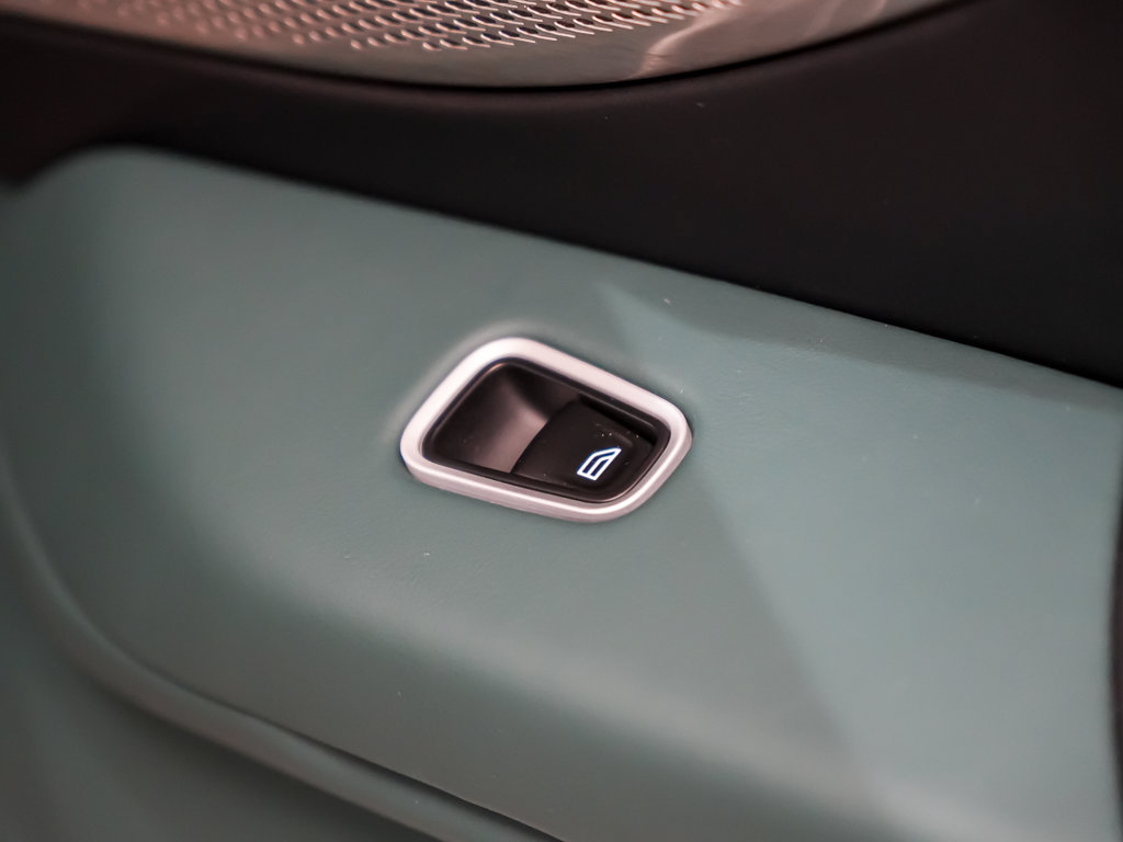Used 2025 Aston Martin V8 Vantage Coupe RWD image 16