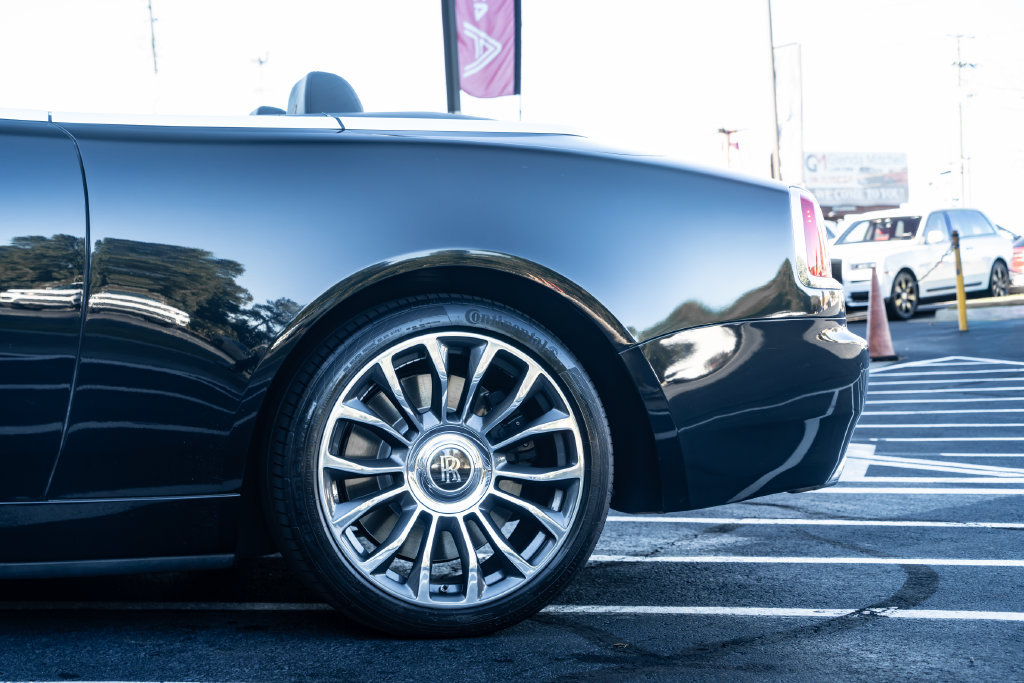 Used 2018 Rolls-Royce Dawn RWD image 17