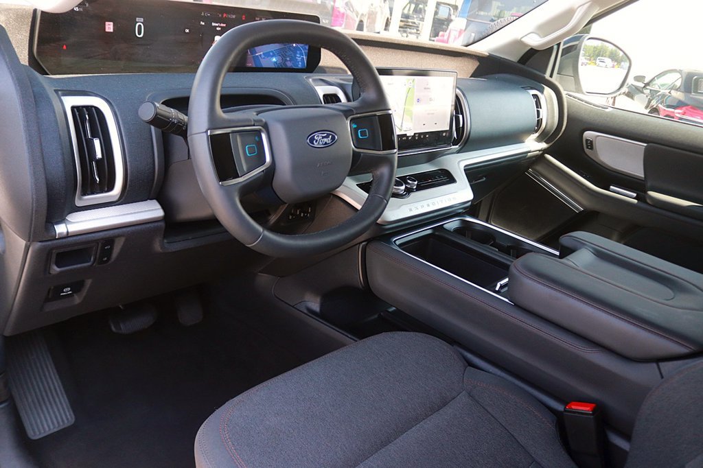 Used 2025 Ford Expedition Active RWD image 12