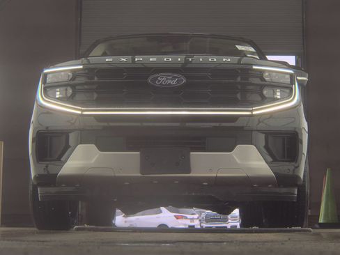 Used 2025 Ford Expedition Platinum image 3