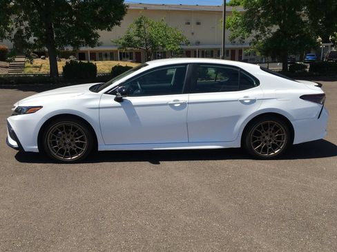 Used 2024 Toyota Camry SE FWD image 3
