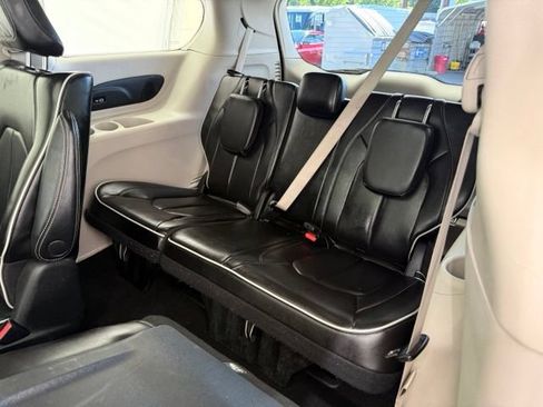 Used 2023 Chrysler Pacifica Limited FWD image 21