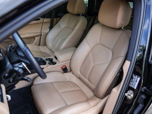 Certified 2023 Porsche Macan AWD/4WD image 5