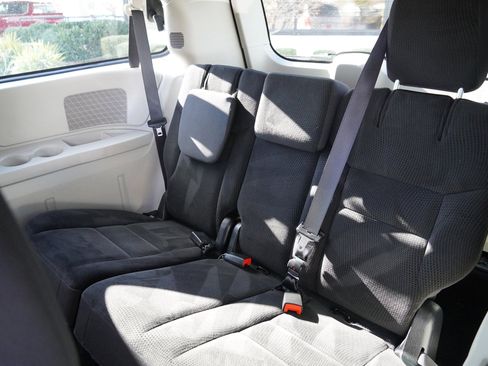 Used 2017 Dodge Grand Caravan SE w/ UConnect Hands-Free Group image 23