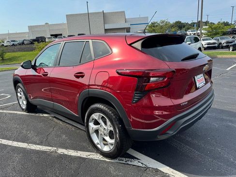 Used 2024 Chevrolet Trax LS w/ LS Convenience Package FWD image 5