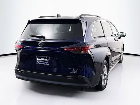 Used 2022 Toyota Sienna XLE image 6