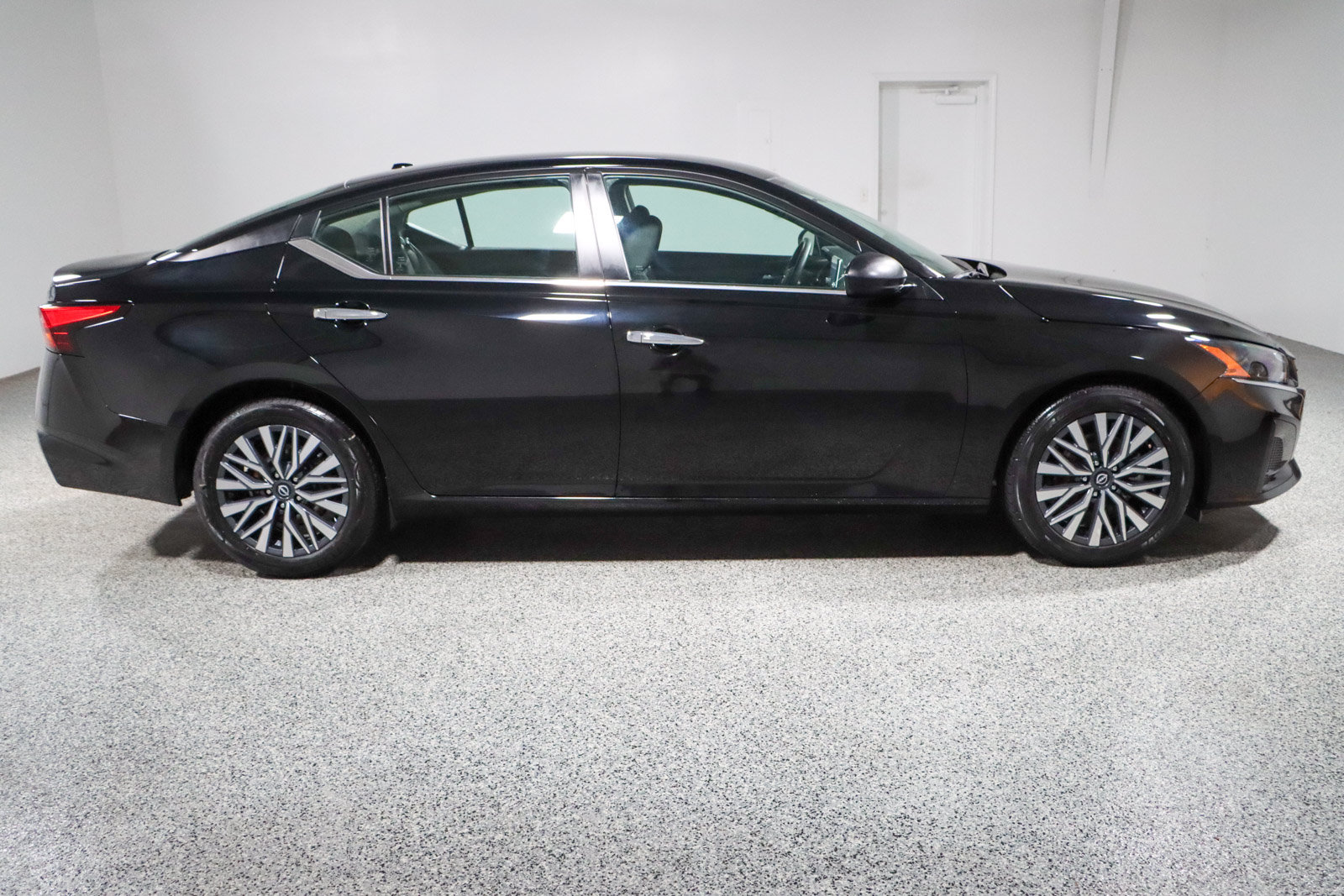Used 2024 Nissan Altima 2.5 SV FWD image 6