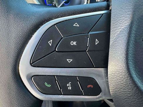 Used 2024 Chrysler Pacifica Touring-L image 18