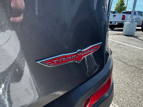Used 2018 Jeep Cherokee Trailhawk AWD/4WD image 9