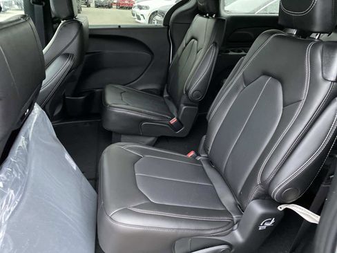 New 2026 Chrysler Pacifica Select image 6