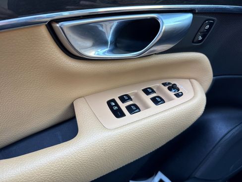 Used 2018 Volvo XC90 T6 Momentum w/ Convenience Package image 11