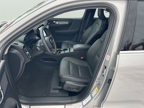Used 2025 Volvo XC40 B5 Core image 12
