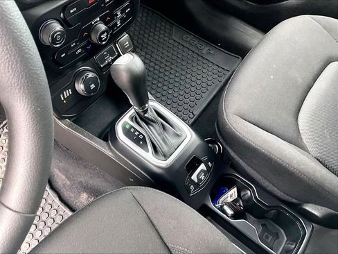 Used 2023 Jeep Renegade Latitude image 20