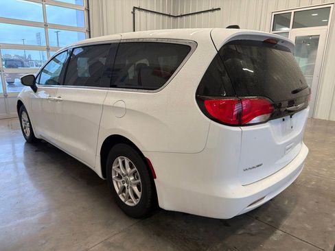 Used 2022 Chrysler Pacifica Limited FWD image 5